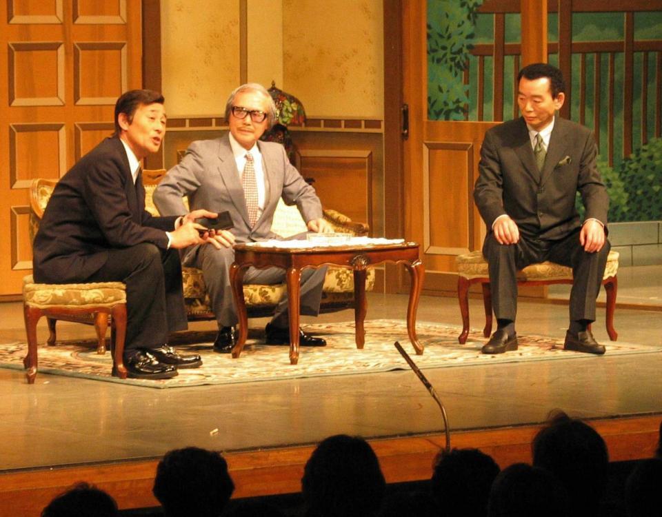 　「なにわ文化人劇」で舞台に立つ（左から）古川嘉一郎さん、難波利三氏、新野新さん＝２００３年