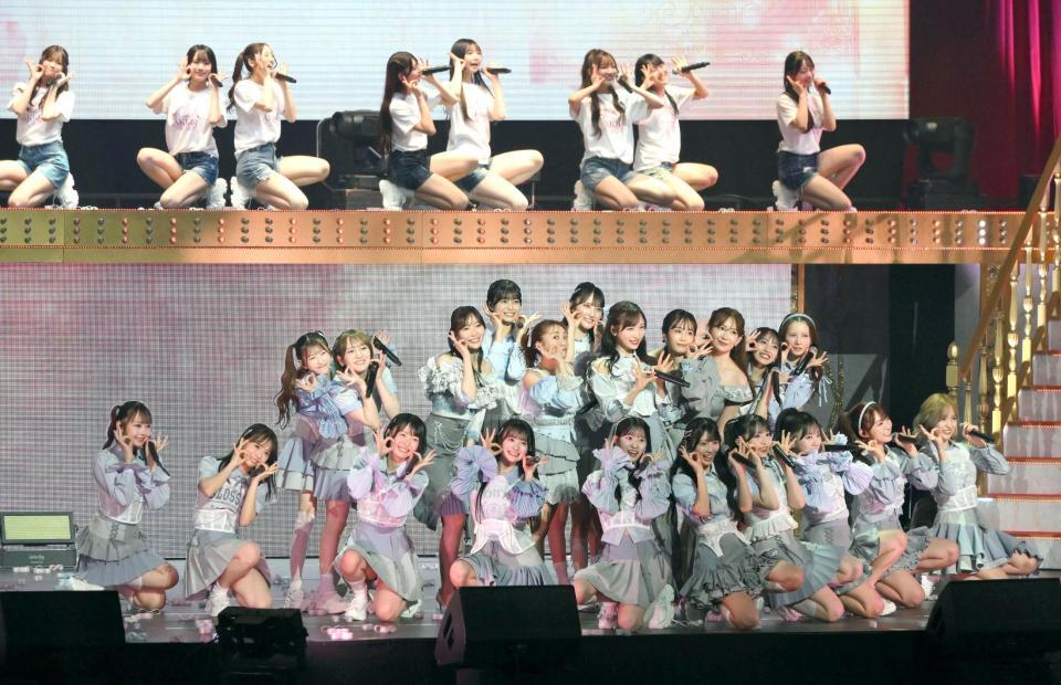 　ＯＧとステージを盛り上げるＡＫＢ４８（撮影・堀内翔）