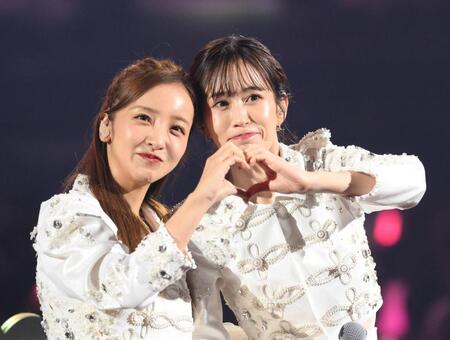 　ハートポーズを決める板野友美（左）と前田敦子（撮影・堀内翔）