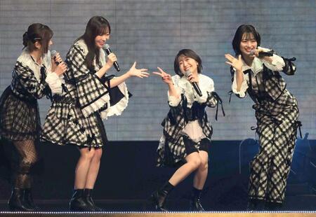 　指原莉乃（中央左）からツッコまれる大島優子（中央右）＝撮影・堀内翔