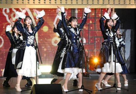 　「フライングゲット」を披露する（左から）柏木由紀、前田敦子、指原莉乃