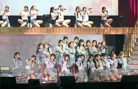 　ＯＧとステージを盛り上げるＡＫＢ４８