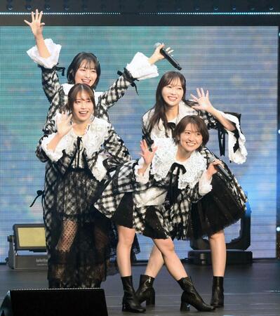 　声援に応える（左上から時計回りに）北原里英、指原莉乃、大島優子、横山由依