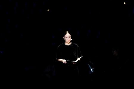 　「歓喜の歌」を朗読する蒼井優　©ＭＢＳ／サントリー１万人の第九