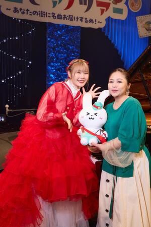 　東京国際フォーラムで行われた「ハラミちゃん　全国ピアノツアー２０２５　ＴＨＥ　ＦＩＮＡＬ！！」に夏川りみ（右）がサプライズゲストとして登場した