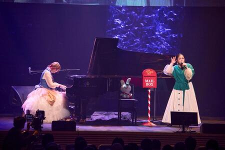 　「ハラミちゃん　全国ピアノツアー２０２５　ＴＨＥ　ＦＩＮＡＬ！！」に夏川りみ（右）がサプライズゲストとして登場し「涙そうそう」「上を向いて歩こう」を披露した