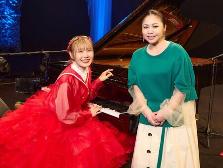 　サプライズゲストの夏川りみ（右）と笑顔を見せるハラミちゃん