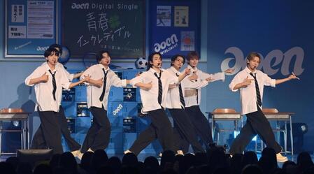 　ミニライブを行うａｏｅｎ（撮影・持木克友）