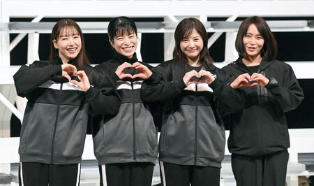 　ハートマークを作る（左から）桜井日奈子、さとうほなみ、吉高由里子、山口紗弥加（撮影・園田高夫）