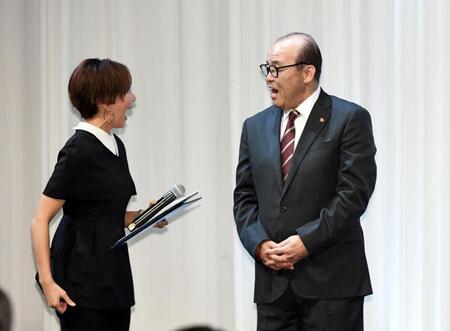 　司会進行のヒロド歩美アナ（左）と見合って笑う阪神・岡田彰布球団オーナー付顧問（７日）