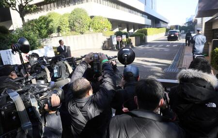 　東京地裁に入る清水尋也被告を乗せたとみられる車両（右奥）と集まる報道陣（撮影・石井剣太郎）
