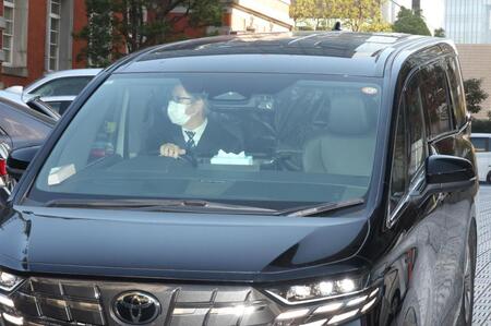 　東京地裁を出る清水尋也被告を乗せたとみられる車両（撮影・石井剣太郎）