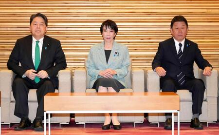 　臨時閣議に臨む（左から）林総務相、高市首相、茂木外相