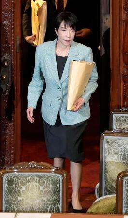 　２０２５年度補正予算案を審議する衆院本会議に臨む高市首相