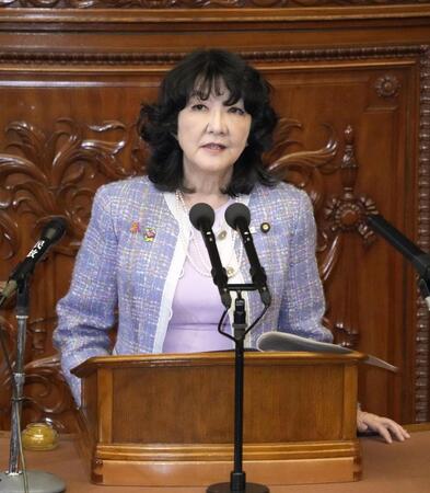 　衆院本会議で財政演説する片山財務相