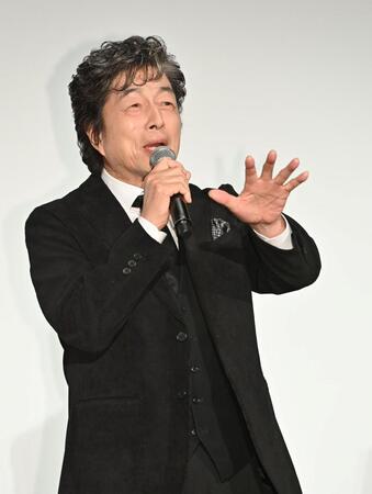 　舞台あいさつをする中村雅俊（撮影・持木克友）