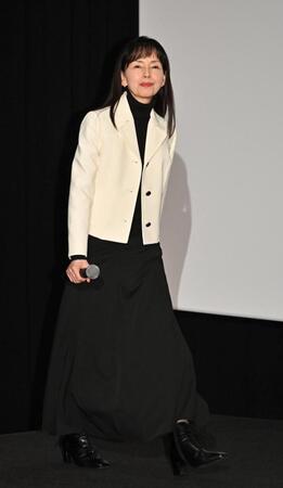 　舞台あいさつに登壇する岡田奈々（撮影・持木克友）