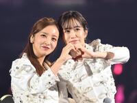 　ハートポーズを決める板野友美（左）と前田敦子（撮影・堀内翔）