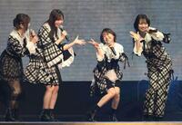 　指原莉乃（中央左）からツッコまれる大島優子（中央右）＝撮影・堀内翔