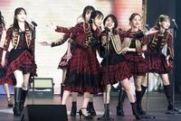 　息の合ったパフォーマンスを見せる前田敦子（中央左）と大島優子（同右）＝撮影・堀内翔