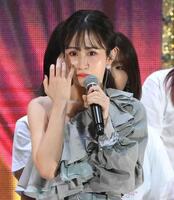 　アンコールを終えて涙を流す前田敦子