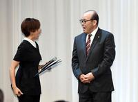 　司会進行のヒロド歩美アナ（左）と見合って笑う阪神・岡田彰布球団オーナー付顧問（７日）