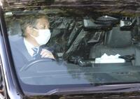 　東京地裁に入る清水尋也被告を乗せたとみられる車両（撮影・石井剣太郎）