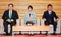 　臨時閣議に臨む（左から）林総務相、高市首相、茂木外相