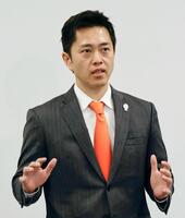 　記者団の取材に応じる日本維新の会の吉村代表