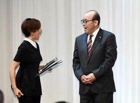 　司会進行のヒロド歩美アナ（左）と見合って笑う阪神・岡田彰布球団オーナー付顧問（７日）