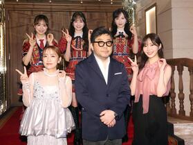 　ＡＫＢ４８劇場でポーズを決める（前列左から）高橋みなみ、秋元康氏、指原莉乃（後列同）倉野尾成美、伊藤百花、小栗有以（撮影・石井剣太郎）