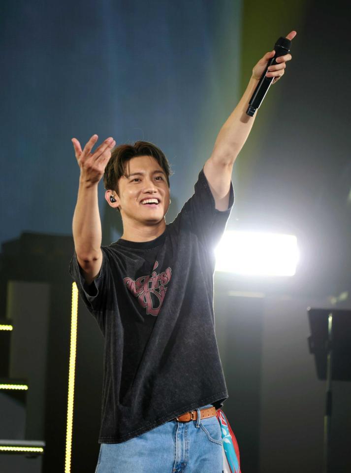 　声援に笑顔で応えるチャンミン