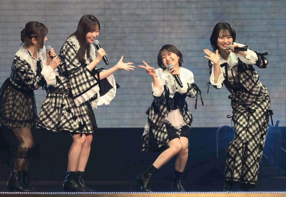 　指原莉乃（中央左）からツッコまれる大島優子（中央右）＝撮影・堀内翔