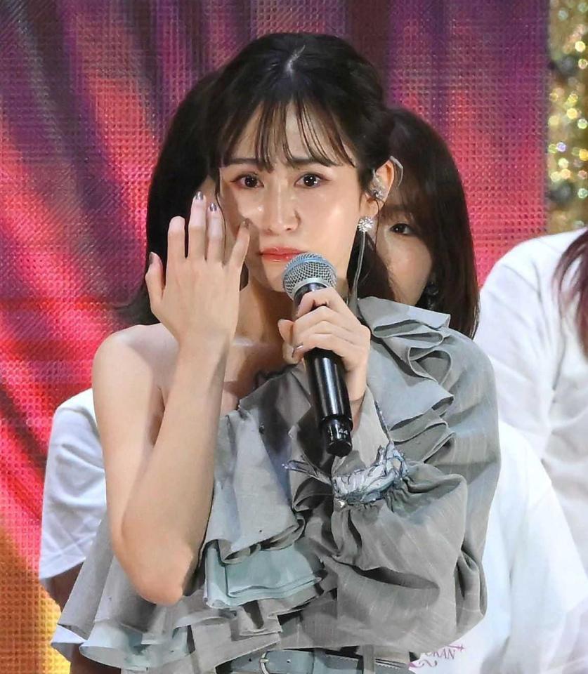 　アンコールを終えて涙を流す前田敦子