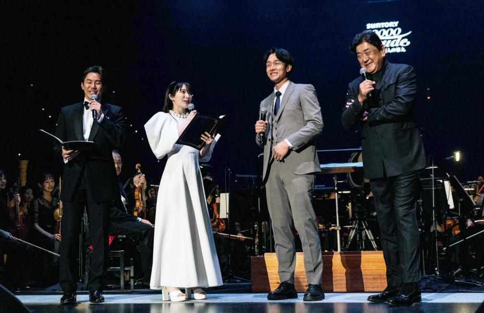 　ステージで談笑する（左から）ＭＢＳ・三ツ廣政輝アナウンサー、松岡茉優、阪神・小幡竜平選手、佐渡裕氏　ⒸＭＢＳ／サントリー１万人の第九