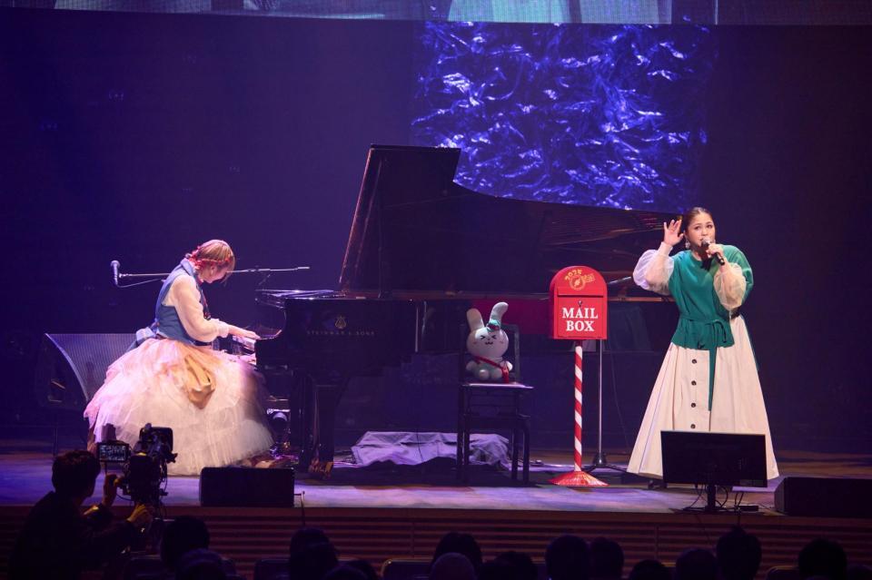 　「ハラミちゃん　全国ピアノツアー２０２５　ＴＨＥ　ＦＩＮＡＬ！！」に夏川りみ（右）がサプライズゲストとして登場し「涙そうそう」「上を向いて歩こう」を披露した