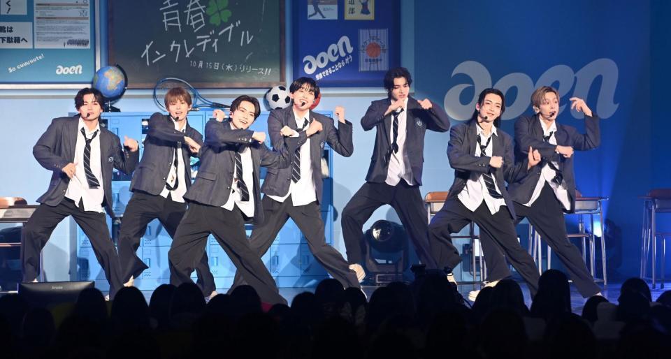 　ミニライブを行うａｏｅｎ（撮影・持木克友）