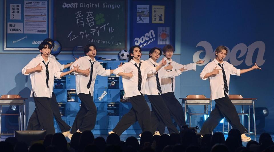 　ミニライブを行うａｏｅｎ（撮影・持木克友）