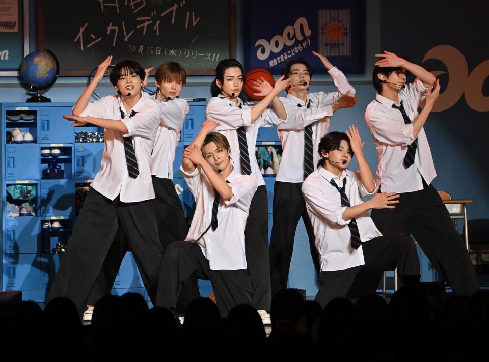 　ミニライブを行うａｏｅｎ（撮影・持木克友）