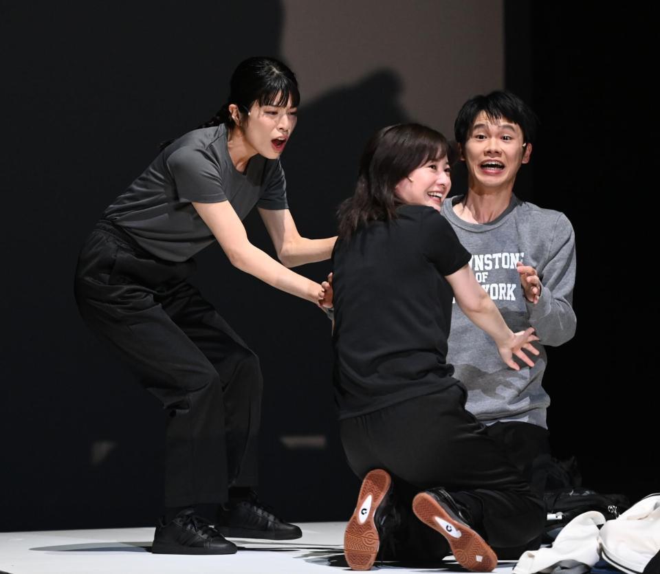 　熱演するさとうほなみ（左）と吉高由里子（中央）＝撮影・園田高夫