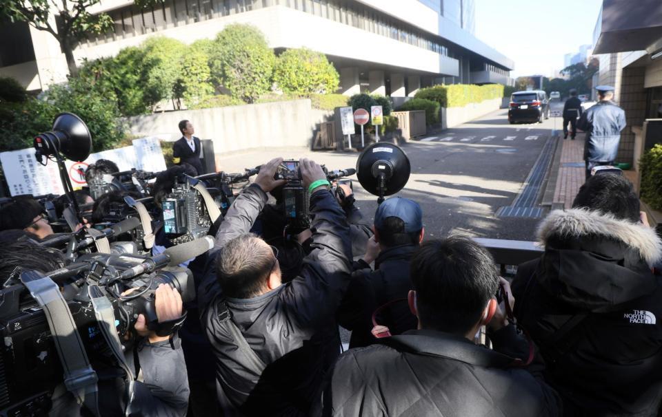 　東京地裁に入る清水尋也被告を乗せたとみられる車両（右奥）と集まる報道陣（撮影・石井剣太郎）