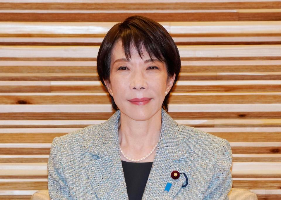 　臨時閣議に臨む高市首相