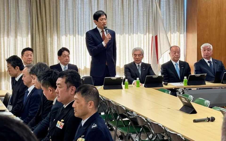 　自民党の会合であいさつする小林政調会長（中央）。左隣は小野寺五典安全保障調査会長