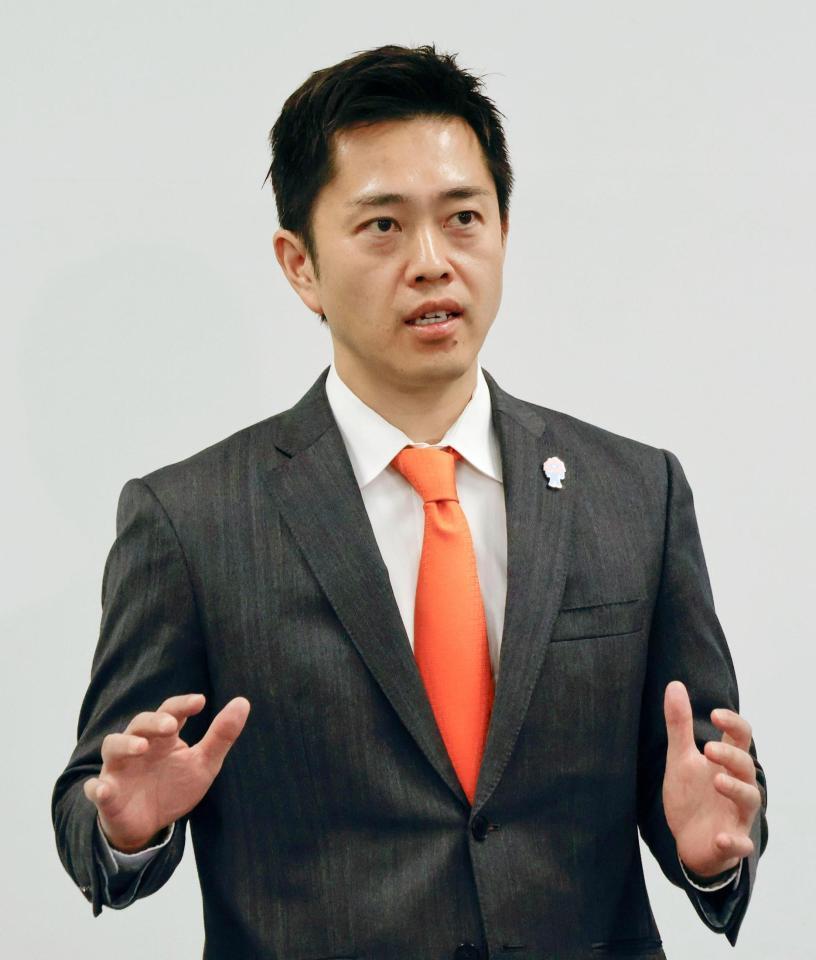 　記者団の取材に応じる日本維新の会の吉村代表