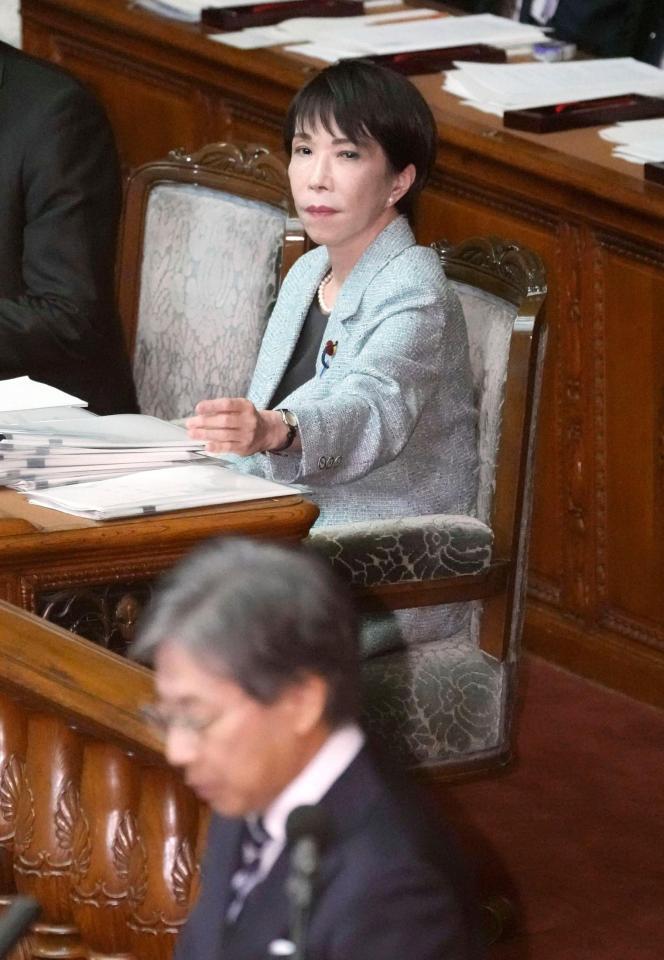 　２０２５年度補正予算案が審議入りした衆院本会議で、立憲民主党の安住幹事長（手前）の質問を聞く高市首相