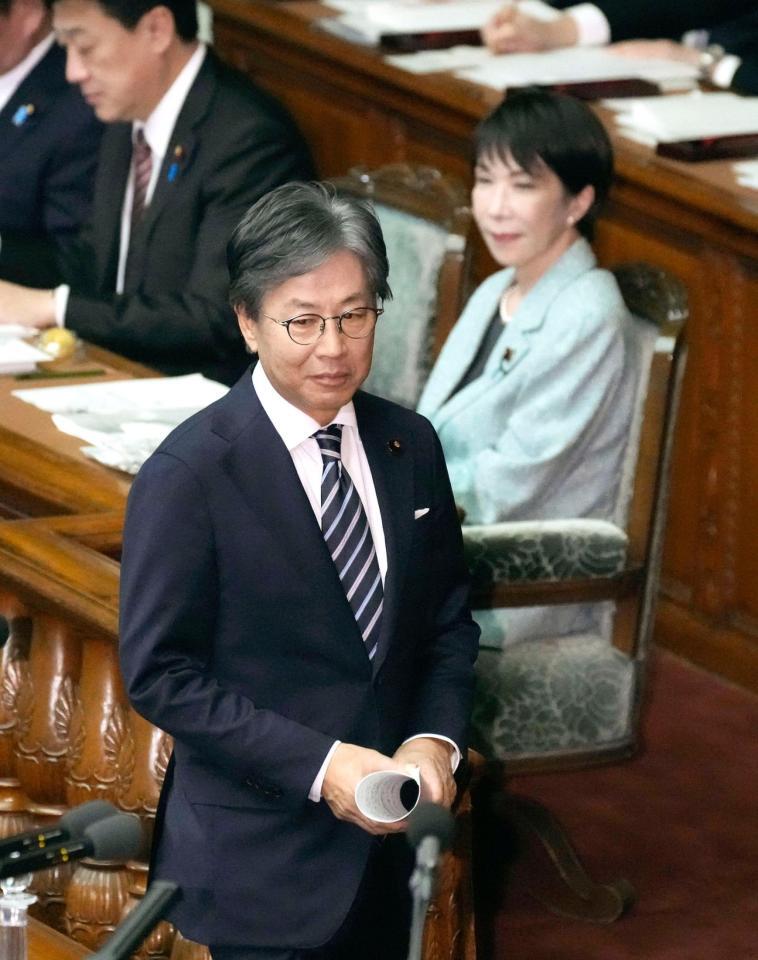 　衆院本会議で代表質問に臨む立憲民主党の安住幹事長。右奥は高市首相