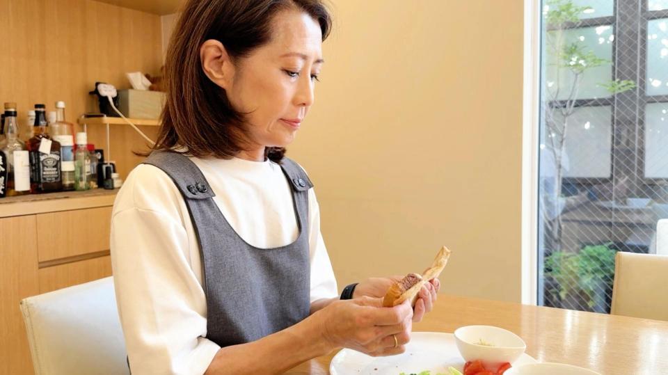 　手際よく料理する野村敦子さん