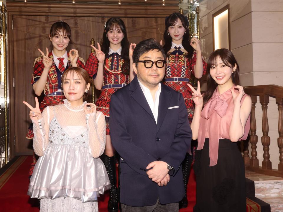 　ポーズを決める（前列左から）高橋みなみ、秋元康氏、指原莉乃（後列左から）ＡＫＢ４８・倉野尾成美、伊藤百花、小栗有以（撮影・石井剣太郎）
