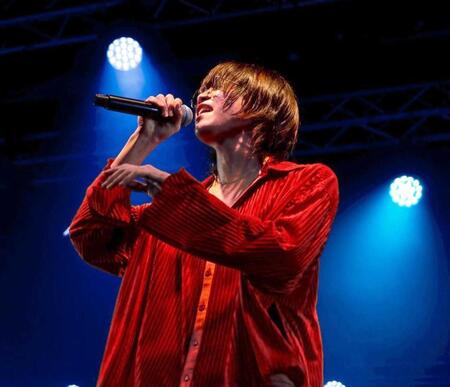 　熱唱するＡＫＡＳＡＫＩ（撮影・荒﨑方栄氏）