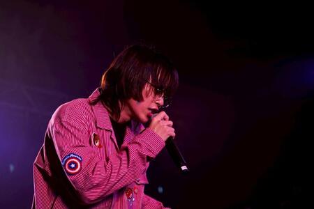 　熱唱するＡＫＡＳＡＫＩ（撮影・荒﨑方栄氏）